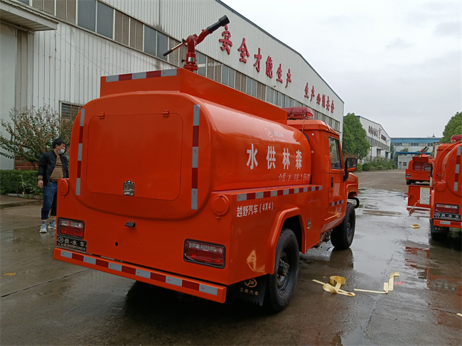 森林巡邏消防車_越野消防灑水車_內(nèi)蒙古遼寧_山區(qū)林場(chǎng)草原消防救火車_北汽勇士四驅(qū)森林防火指揮車