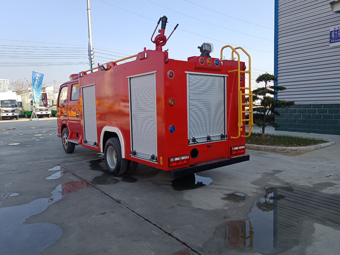 5噸消防灑水車_油庫貨場港口碼頭消防車_2.5-5噸泡沫消防車現車報價